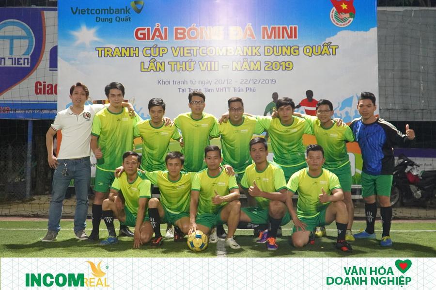Hình ảnh đội bóng cùng ông Võ Thanh Tùng – huấn luyện viên trưởng đội bóng